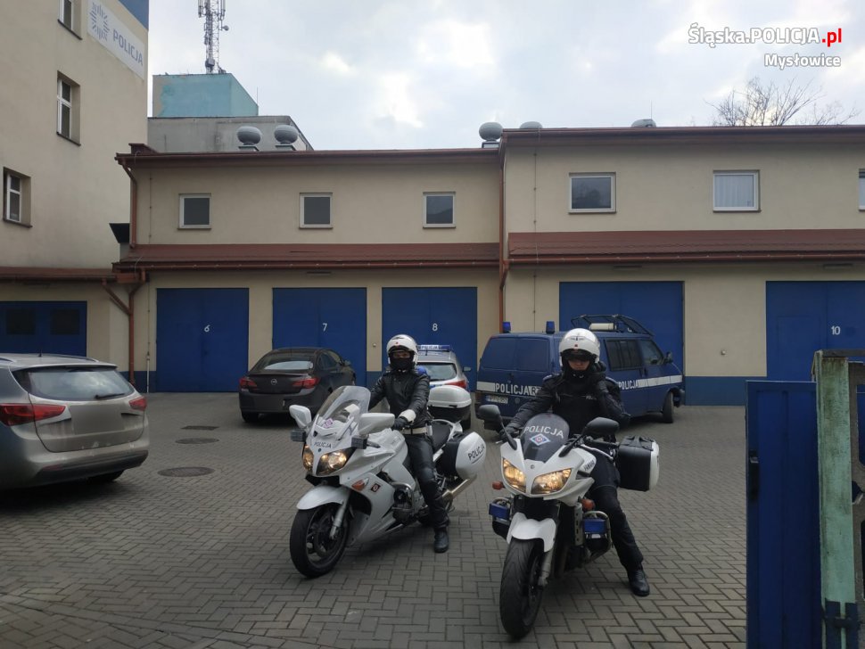 dwaj policjanci na motocyklach wyjeżdżają z parkingu KMP Mysłowice