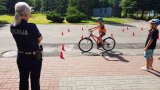policjantka egzaminuje dzieci na kartę rowerową