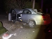 uszkodzony samochód toyota na miejscu wypadku drogowego