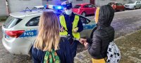 policjantka w rozmowie z dwiema dziewczynkami nt. bezpiecznego korzystania z hulajnogi elektrycznej