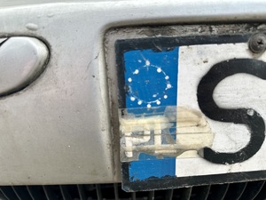 zdjęcie przedstawia fragment podrobionej tablicy rejestracyjnej
