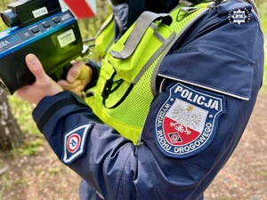 zdjęcie przedstawia zbliżenie na naszywkę na mundurze policjanta