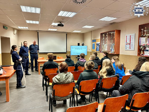 zdjęcie przedstawia policjantów w trakcie spotkania z klasą mundurową